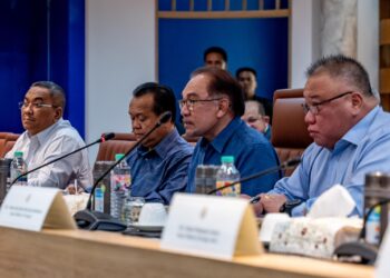 ANWAR IBRAHIM (tengah) bersama King Sing (kanan), Alexander Nanta dan Muhammad Sanusi semasa mesyuarat yang diadakan bersama wakil daripada Thailand yang diketuai oleh Srettha - FACEBOOK/ANWAR IBRAHIM
