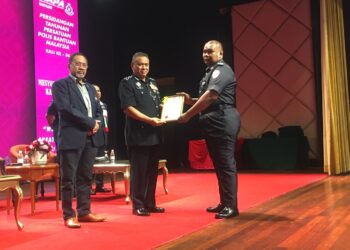 AIDI Ismail (dua kanan) beramah mesra bersama sebahagian daripada anggota polis bantuan pada Persidangan Tahunan Persatuan Polis Bantuan Malaysia (MAPA) Kali Ke-34 di Kota Bharu, Kelantan. UTUSAN/ROSMIZAN RESDI