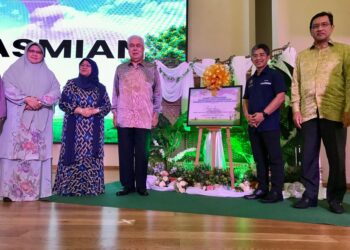 TENGKU Mohamad Rizam Tengku Abdul Aziz (tiga dari kiri) bersama Rohani Abdul Karim (dua dari kiri) pada perasmian Sambutan November Bulan Keluarga Kebangsaan Peringkat Negeri Kelantan 2023 di Kota Bharu, hari ini.- UTUSAN/ ROSLIZA MOHAMED