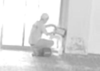 RAKAMAN CCTV menunjukkan seorang lelaki telah masuk ke dalam surau di Taman Sri Pulai 3, Sikamat, Seremban dan mencuri duit tabung dari surau terbabit kira-kira pukul 3 petang dalam kejadian 25 November lalu.