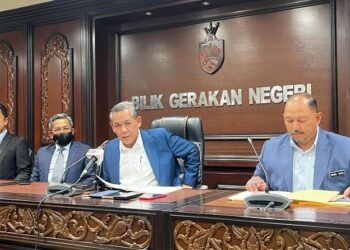 AMINUDDIN Harun pada sidang akhbar selepas mempengerusikan Mesyuarat Mingguan Exco di Wisma Negeri, Seremban hari ini.-UTUSAN/NUR SHARIEZA ISMAIL.