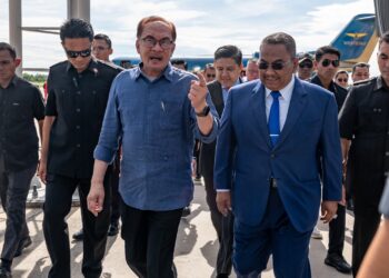 MUHAMMAD Sanusi Md. Nor (kanan) ketika menyambut ketibaan Anwar Ibrahim di Lapangan Terbang Sultan Abdul Halim, Alor Setar pada Isnin.