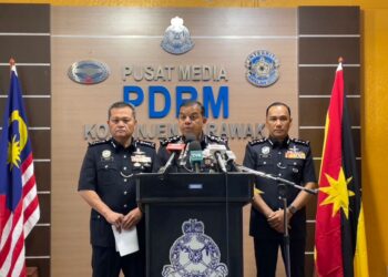 AYOB Khan Mydin Pitchay bercakap dalam sidang media di Pusat Media Ibu Pejabat Polis Kontinjen (IPK) di Kuching, Sarawak hari ini.