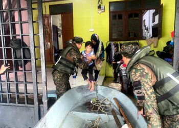 ANGGOTA tentera yang terlibat dalam Op Murni membantu 
memindahkan mangsa banjir ke pusat pemindahan di Terengganu.