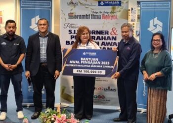 ROSALINE Neging menyampaikan cek Bantuan Awal Pengajian kepada Penolong Naib Canselor (Kepimpinan Dan Pembangunan) UniMAS, Profesor Datuk Mohd. Fadzil Abdul Rahman