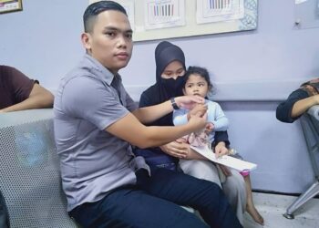 MUHAMMAD Ridzuan Borhan, isterinya, Izzati Hamzah Awang menunjukkan kesan luka kecil ditangan anak tunggal mereka, Nur Afina semasa ditemui di Hospital Sultan Abdul Halim, Sungai Petani semalam