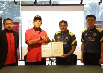 PRESIDEN Putrajaya FA, Datuk Ahmad Faisal Abdul Karim (kanan) menyaksikan perjanjian yang ditandatangani antara Pengarah Syarikat Hakka Clo, Noor Amiruddin Mohamed dan Pengerusi Penajaan dan Pemasaran Putrajaya FA, Mohd Zarrawi Ravi Abdullah