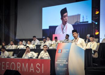 ADAM Adli Abd Halim ketika berucap pada Kongres AMK 2023 di Putrajaya. - UTUSAN/FAIZ ALIF ZUBIR