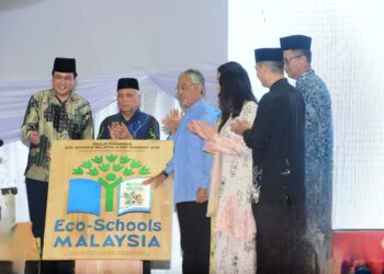 AL-SULTAN ABDULLAH Ri’ayatuddin Al-Mustafa Billah Shah (tengah) berkenan menyempurnakan Majlis Perasmian Eco-Schools Malaysia dan Pelan Hala Tuju Usaha Sama Penghijauan Pendidikan Pertubuhan Bangsa-Bangsa Bersatu 2030 (UN GEP2030) di Sekolah Integrasi Temerloh di Temerloh, Pahang. - FOTO/SHAIKH AHMAD RAZIF