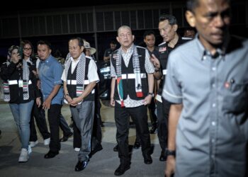 AHMAD Maslan ketika mengiringi Fadillah Yusof pada Majlis Pelepasan Penghantaran Kedua Bantuan Kemanusiaan Ops Ihsan ke Gaza Palestin di Terminal Kargo KLIA. - UTUSAN/FAIZ ALIF ZUBIR