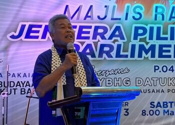 AHMAD Said menyampaikan ucapan pada Majlis Ramah Mesra Jentera PRK Parlimen Kemaman peringkat Dewan Undangan Negeri (DUN) Cukai bersama Setiausaha Politik Perdana Menteri, Datuk Azman Abidin di Chendor, Kemaman, malam tadi.  - UTUSAN/NIK NUR IZZATUL HAZWANI NIK ADNAN