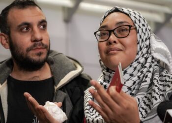 NURUL Ain Haron bersama suaminya Mohamed A.M. Shaat bercakap kepada pemberita ketika selamat tiba  tanah air di KLIA. - UTUSAN/FAISOL MUSTAFA