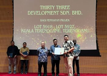 AKMAL Nasrullah Mohd Nasir menyampaikan sijil penghargaan kepada pemaju yang berjaya memulihkan projek perumahan pada Seminar Pemulihan Projek Perumahan Swasta Terbengkalai 2023 di Putrajaya. - UTUSAN/KAMARIAH KHALIDI