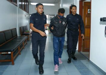 MOHAMAD Kasim Abdul Wahab (tengah) dihadapkan di Mahkamah Sesyen Kuala Kangsar hari ini atas tiga pertuduhan merogol dan melakukan amang seksual fizikal terhadap seorang remaja perempuan berusia 14 tahun pada Mac lalu. - UTUSAN/MUHAMAD NAZREEN SYAH MUSTHAFA