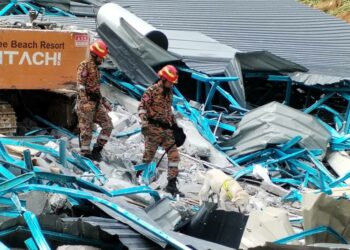 SALAH seekor anjing pengesan JBPM yang ditugaskan ketika operasi SAR mengesan mangsa tertimbus dalam runtuhan bangunan restoran di Pulau Perhentian, Besut, hari ini. - UTUSAN/ WAN ZURATIKAH IFFAH WAN ZULKIFLI