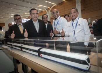 ANTHONY Loke melawat ruang pameran selepas merasmikan Simposium Rel Antarabangsa di Movenpick, Sepang. - UTUSAN/FAIZ ALIF ZUBIR