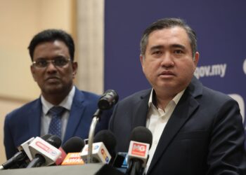 ANTHONY Loke selepas mempengerusikan Mesyuarat Pasukan Petugas Logistik Kebangsaan di Putrajaya. - UTUSAN/FAIZ ALIF ZUBIR