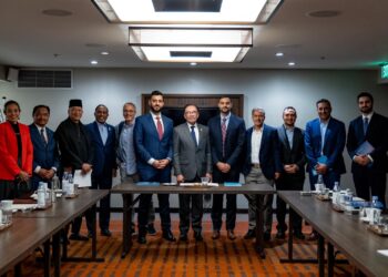 ANWAR Ibrahim bertemu dengan ahli-ahli perniagaan dan pakar teknologi dalam kalangan Islam yang berpusat di San Francisco, Amerika Syarikat hari ini. -GAMBAR FACEBOOK ANWAR IBRAHIM