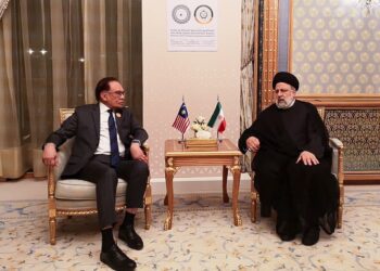 ANWAR Ibrahim mengadakan pertemuan dengan Ebrahim Raisi di Riyadh, semalam. - GAMBAR FACEBOOK ANWAR IBRAHIM