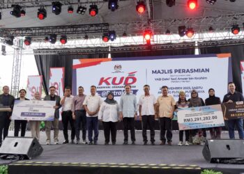 ANWAR Ibrahim bergambar bersama penerima geran pada KUD@Putrajaya. - UTUSAN/FAISOL MUSTAFA