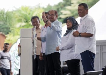 ANWAR Ibrahim ketika melancarkan KUD@Putrajaya. - UTUSAN/FAISOL MUSTAFA