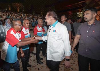 ANWAR Ibrahim bersalaman dengan para perwakilan pada Kongres Nasional PKR 2023 di Putrajaya. - UTUSAN/FAISOL MUSTAFA