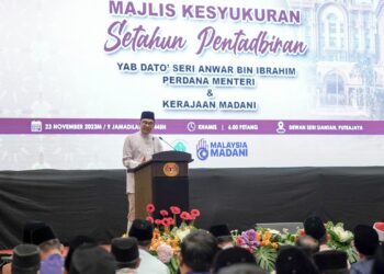ANWAR Ibrahim berucap pada Majlis Kesyukuran Setahun Pentadbiran Kerajaan Madani di Putrajaya. - UTUSAN/FAISOL MUSTAFA