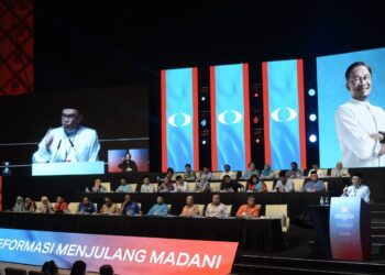 ANWAR Ibrahim ketika menyampaikan Ucapan Dasar Presiden sempena Kongres Nasional Tahunan Keadilan 2023 di Putrajaya. - UTUSAN/FAIZ ALIF ZUBIR