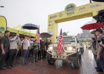 ANWAR Ibrahim melepaskan peserta RFC di Dataran Putra di Putrajaya. - UTUSAN/FAISOL MUSTAFA