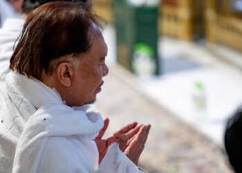 ANWAR Ibrahim berdoa di Mekah untuk rakyat Palestin susulan kekejaman dilakukan rejim zionis Israel. -GAMBAR FACEBOOK ANWAR IBRAHIM