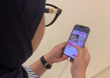 ADA kalangan pelajar IPT memanfaatkan aplikasi bagi mencari wang sampingan.- GAMBAR HIASAN
