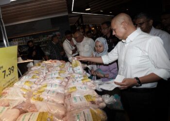 ARMIZAN Mohd. Ali ketika mengadakan pemeriksaan dan pemantauan harga barang di Putrajaya. - UTUSAN/FAISOL MUSTAFA