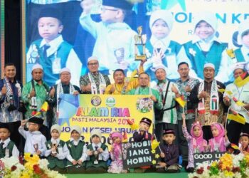 AFNAN Hamimi Taib Azamuddin bergambar bersama murid Pasti sewaktu Majlis Penutup Program Alam Ria Pasti Malaysia 2023 di Dewan Wawasan 2020, Kangar, Perlis, semalam.-UTUSAN