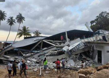 KEADAAN bangunan yang runtuh menimbus empat buruh di Pulau Perhentian, Besut, pagi ini.