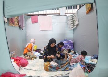 SALAH sebuah keluarga yang dipindahkan di PPS Sekolah Kebangsaan Chendering, Kuala Terengganu. - UTUSAN/PUQTRA HAIRRY ROSLI