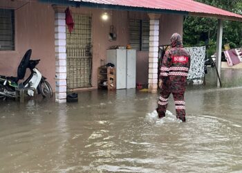 ANGGOTA pasukan penyelamat melakukan pemeriksaan di kawasan terlibat banjir di Kampung Bukit Kenak dan Gong Gucil, Besut, baru-baru ini.  - UTUSAN/WAN ZURATIKAH IFFAH WAN ZULKIFLI