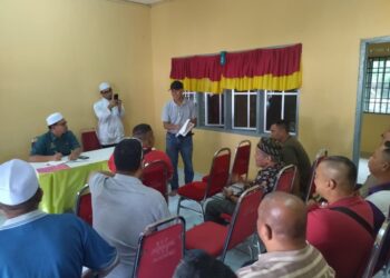 MEOR Razak Meor Abdul Rahman memberi penerangan kepada penduduk kampung dalam sesi bantahan rancangan pembalakan di mukim Senggang, Kuala Kangsar hari ini. - UTUSAN/FADZIL ZAINOL