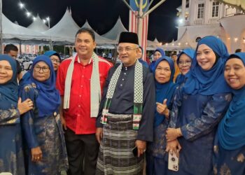 AZMAN Abidin (tiga, kiri) bergambar bersama Wanita UMNO Bahagian Kemaman pada Majlis Ramah Mesra Jentera PRK Parlimen Kemaman peringkat DUN Cukai di Chendor, Kemaman, malam tadi. - UTUSAN/NIK NUR IZZATUL HAZWANI NIK ADNAN