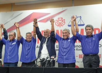 RAJA Mohamed Affandi Raja Mohamed Noor (tengah) bersama barisan kepemimpinan BN pada majlis pengumuman calon parti itu untuk PRK Kemaman di WTCKL, Kuala Lumpur, semalam. - UTUSAN/MOHD. FARIZWAN HASBULLAH