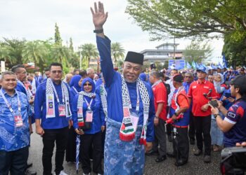 RAJA Mohamed Affandi Raja Mohamed Noor calon BN dalam PRK Parlimen Kemaman. - UTUSAN/PUQTRA HAIRRY ROSLI 