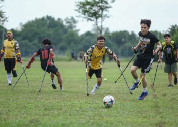 ANTARA aksi menarik pada perlawanan bola sepak persahabatan antara pemain Persatuan Bola Sepak Orang Kudung dan Universiti Kuala Lumpur Malaysian Institute of Marine Engineering Technology (UniKL-MIMET) di Manjung, Perak semalam. - UTUSAN/MUHAMAD NAZREEN SYAH MUSTHAFA