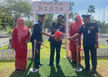 ABDUL WAHAB Mat Yasin (tengah) menyempurnakan simbolik pelancaran Majlis Lawatan Kerja Rasmi Ketua Pengarah Jabatan Bomba dan Penyelamat (JBPM) ke JBPM Pahang, di Kuantan, Pahang. - FOTO/NORHAFIZANZULKIFLI