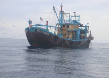 SALAH sebuah bot  tempatan yang digunakan nelayan asing ditahan Maritim Malaysia di perairan Kemaman, Rabu dan Khamis lalu.