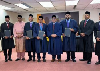 KHAIRUDIN Abu Hanipah (tiga dari kiri) bersama Ahli Dewan Belia Negeri Perak pada Majlis Angkat Sumpah Jawatan di Bangunan Perak Darul Ridzuan di Ipoh hari ini. - UTUSAN/LIYANA