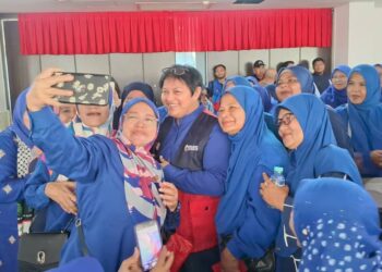 AZALINA Othman Said (tengah) berswafoto dan beramah mesra bersama wanita UMNO di Chukai, Kemaman, hari ini. - UTUSAN/NIK NUR IZZATUL HAZWANI NIK ADNAN