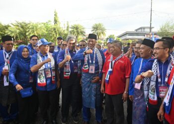 RAJA Mohamed Affandi Raja Mohamed Noor (lima dari kanan) diringi   Mohamad Hasan (empat dari kiri) di puat penamaan calon di Cukai, Kemaman, hari ini  - UTUSAN/PUQTRA HAIRRY ROSLI