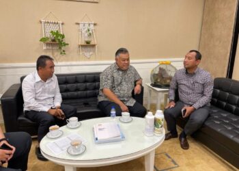 ROZABIL Abd. Rahman bertemu Lokman Hakim bagi membincangkan masalah yang membelenggu para petani di Perlis.- UTUSAN