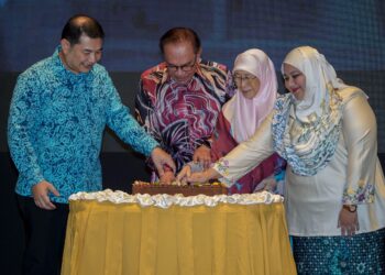 ANWAR Ibrahim (tengah) bersama isterinya, Datuk Seri Dr. Wan Azizah Wan Ismail dan Rafizi Ramli (kiri) memotong kek semasa Majlis Makan Malam Koperasi Keadilan di Hotel InterContinental di Kuala Lumpur, malam ini. - FARIZ RUSADIO