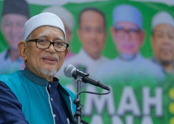 ABDUL Hadi Awang menyampaikan ceramah pada program Ceramah Perdana PRK Parlimen Kemaman di Dewan Sivik, Kijal, Kemaman, malam tadi.