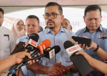 ADNAN Mat bercakap kepada pemberita dalam sidang akhbar Majlis Pelancaran Program Jualan Agro Madani @ CUEPACS Negeri Melaka di Ayer Keroh, Melaka.